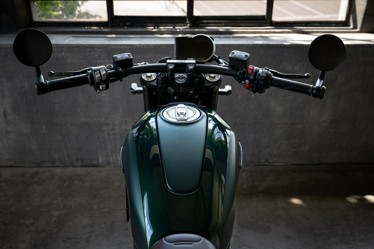 Die Nightshift erhält eine neue Lackierung – die elegante Ikone der Ducati Scrambler-Familie ist ab sofort in Emerald Green erhältlich.