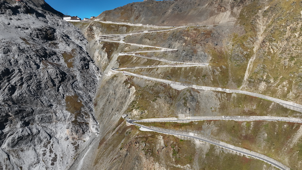 Ostrampe des berühmten, zweithöchsten, asphaltierten Alpenpasses – legendär, die Kehren des Stilfser Joch.
