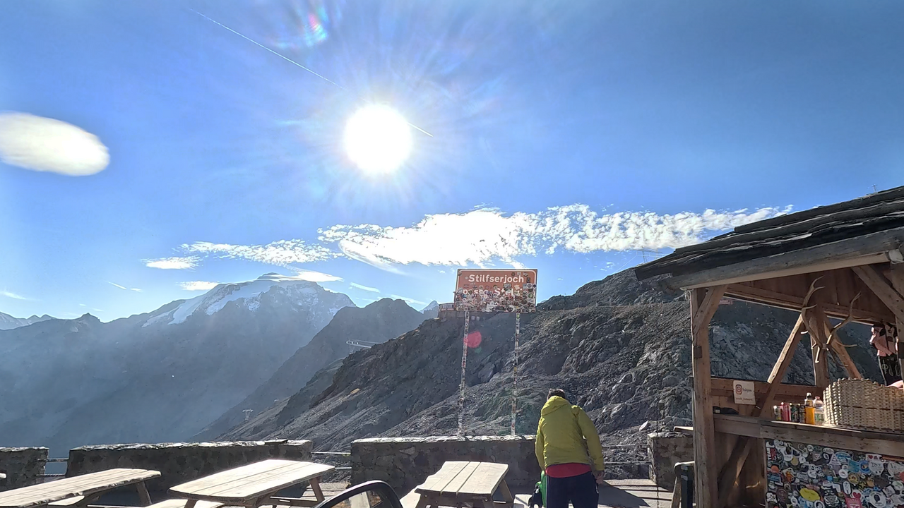 Auf der Passhöhe des Stilfser Joch gibt es diverse Hotels, Restaurants und Bars … das Passschild ist da nur noch Nebensache.