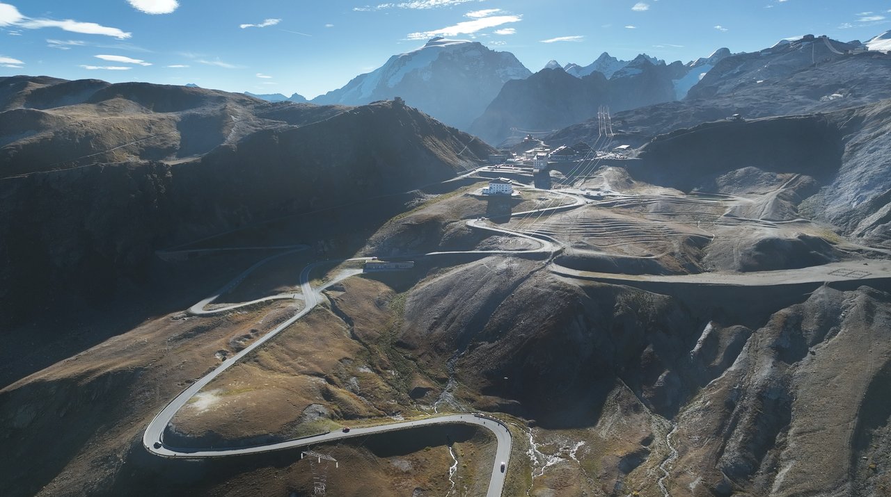 Die Westrampe des Stilfser Joch, kurz vor der Passhöhe. Im Gegensatz zur Ostrampe steigt die Straße hier nur langsam an.