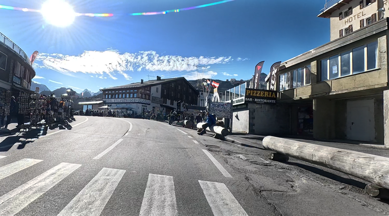 Stilfser Joch, Passhöhe, von der Westseite aus kommend. An manchen Tagen herrscht hier dichter Verkehr. Parkplätze sind dann Mangelware.