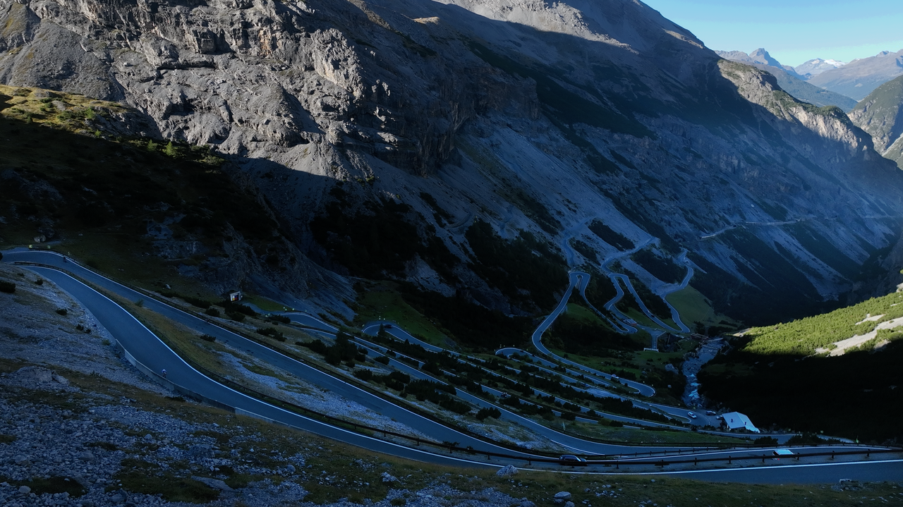 Stilfser Joch, Westrampe – Blick hinunter ins Tal nach Bormio. Diese Seite wartet ebenfalls mit einer Vielzahl an Kurven und einigen kurzen und engen Tunneln.