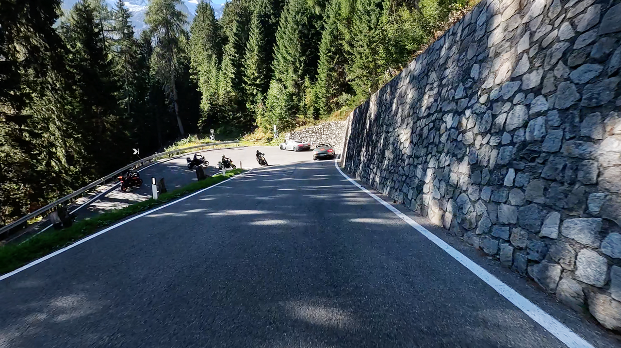 Stilfser Joch, Ostrampe: auch im unteren Drittel der Rampe gibt es zahlreiche Kurven und Kehren, teilweise auch anspruchsvoll zu fahren.