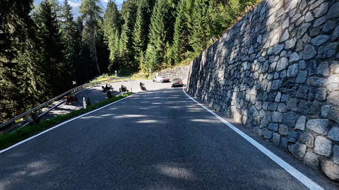 Stilfser Joch, Ostrampe: auch im unteren Drittel der Rampe gibt es zahlreiche Kurven und Kehren, teilweise auch anspruchsvoll zu fahren.