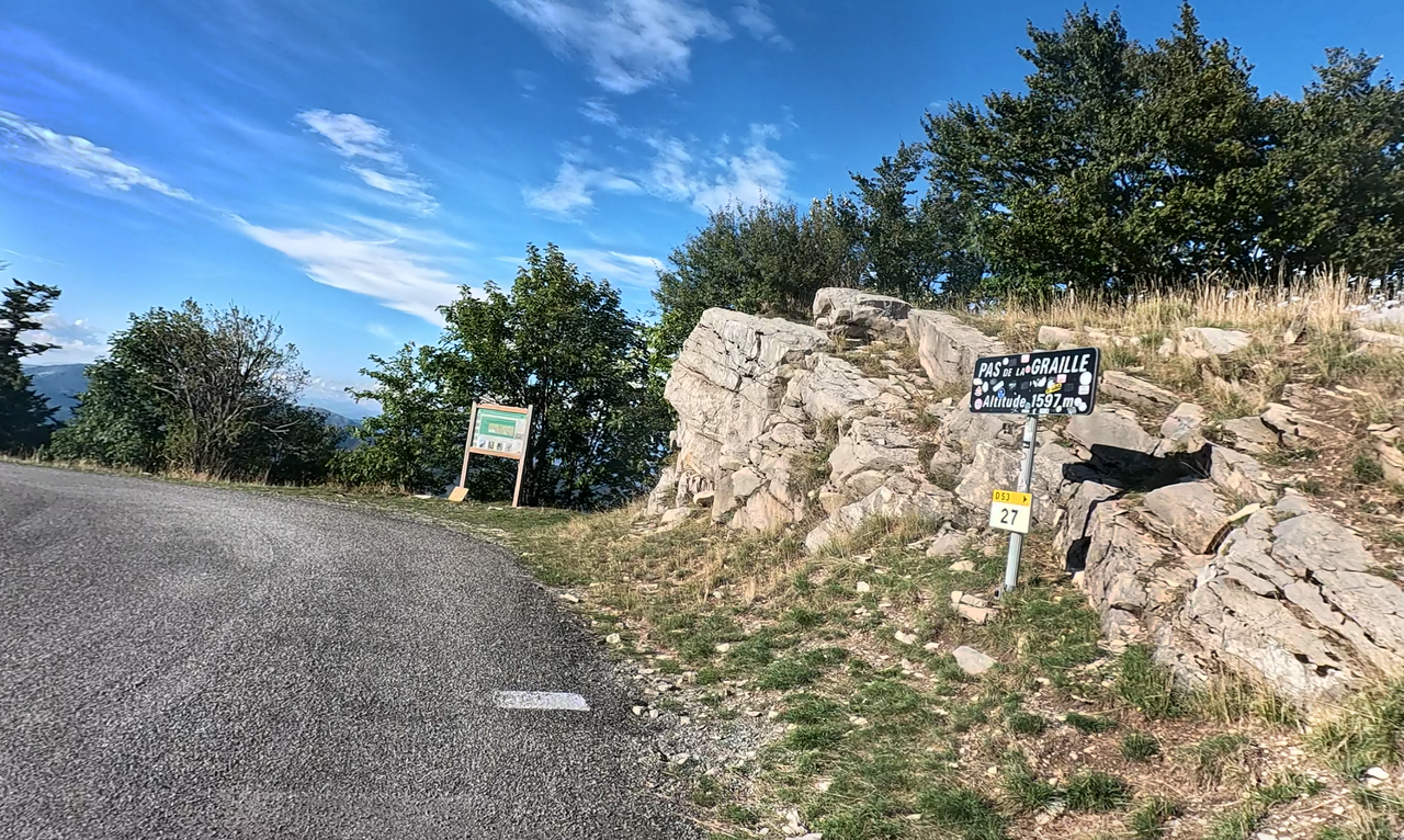 Die Passhöhe des Pas de la Graille, Blickrichtung Norden. Interessant, dass die Passhöhe 200 Meter niedriger liegt als der Sommet de la Montagne de Lure, auf gleicher Strecke etwa drei Kilometer entfernt.