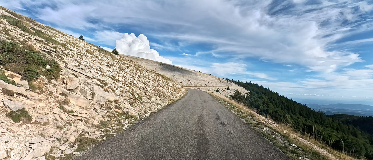 Etwa 7 Kilometer lang windet sich die Straße entlang des Hauptkamms des Lure-Gebirges, ehe sie auf der Passhöhe des Pas de la Graille endet.