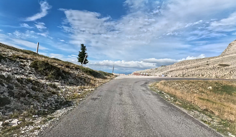 Auf halber Strecke der Höhenstraße bietet sich dieser grandiose Ausblick auf das nördlich gelegene Tal des Jabron. Westlich liegt der bekannte Parc naturel régional du Mont-Ventoux.