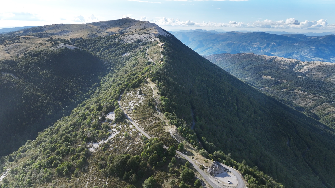 Der Pas de la Graille am Ende des Gebirgskamms – schön zu sehen, die sonnige Südseite, an deren Hang sich die Höhenstraße entlang zieht. Die Nordseite dagegen fällt steiler ab, und ist dicht bewaldet.