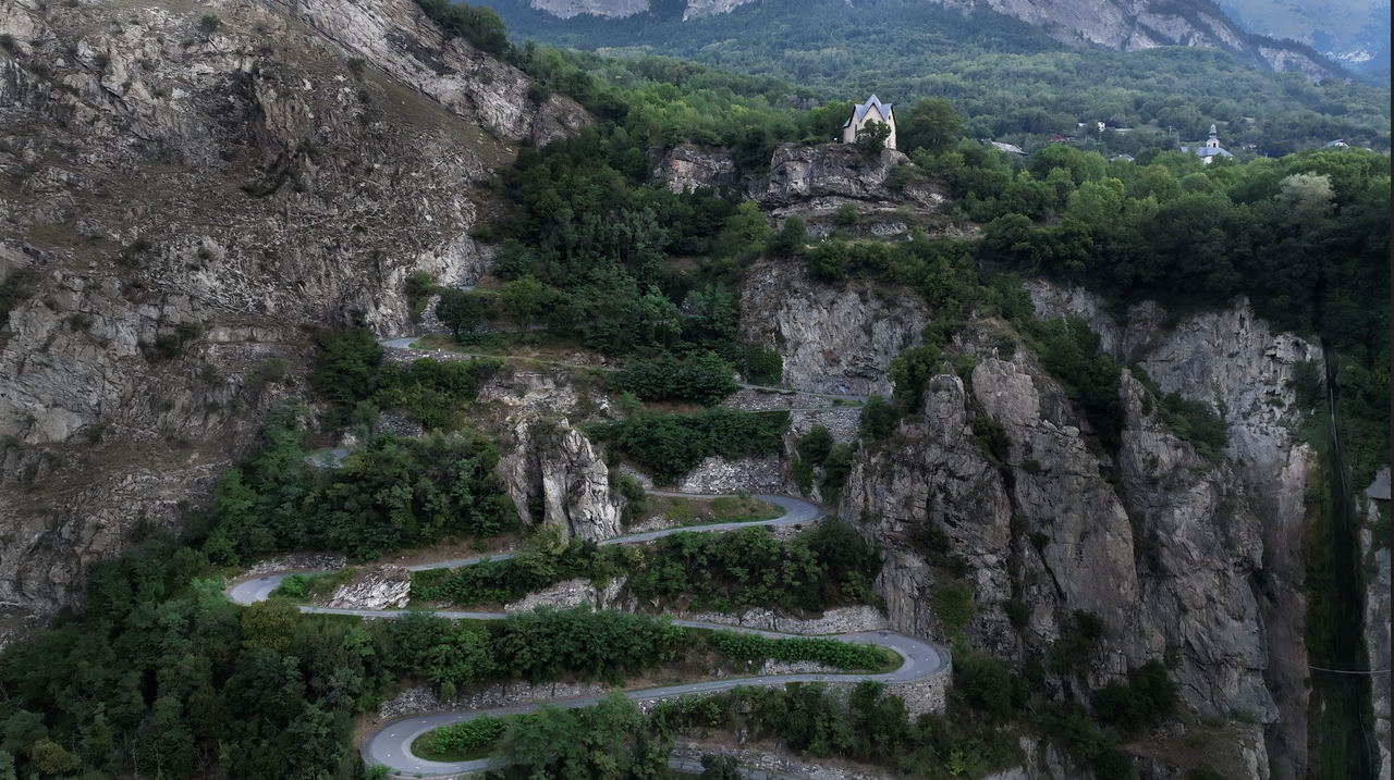 Col du Chaussy, genauer di Lacets de Montvernier. Steuert man den Col du Chaussy über den Ort Pontamafrey an, fährt man über diese sensationelle Kehren-Kombination zur Passhöhe.