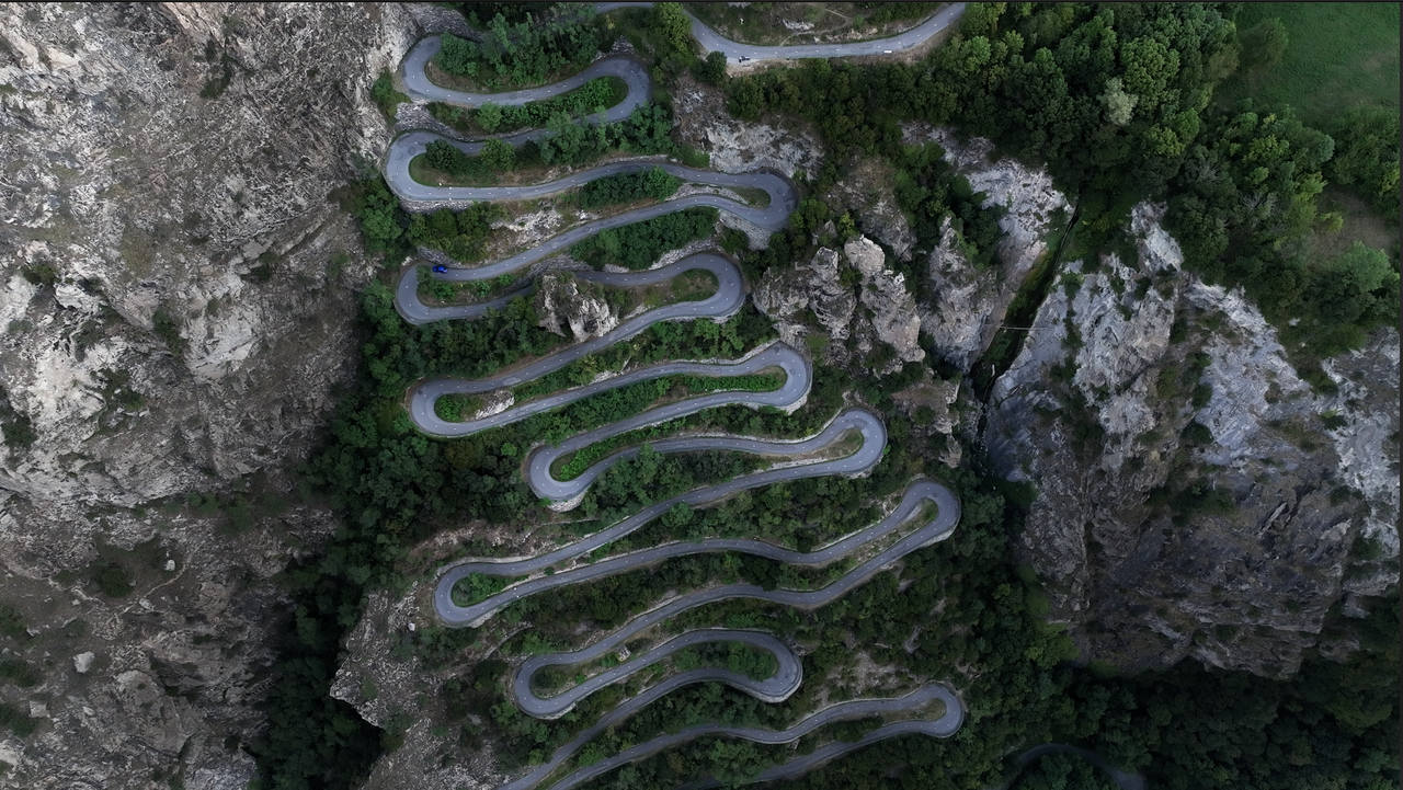 Col du Chaussy, beziehungsweise die Auffahrt dahin, die 18 Kehren der "Lacets de Montvernier" aus der Vogelperspektive.
