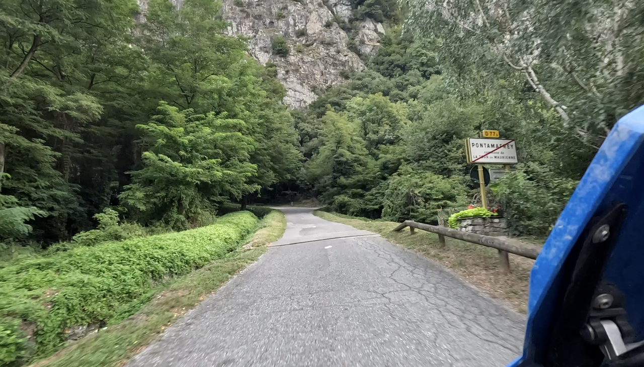 Die Südrampe zum Col du Chaussy hat zwei Ausgangsorte: Hermillon und Pontamafrey. Nur über Pontamafrey erreicht man die berühmten Lacets de Montvernier