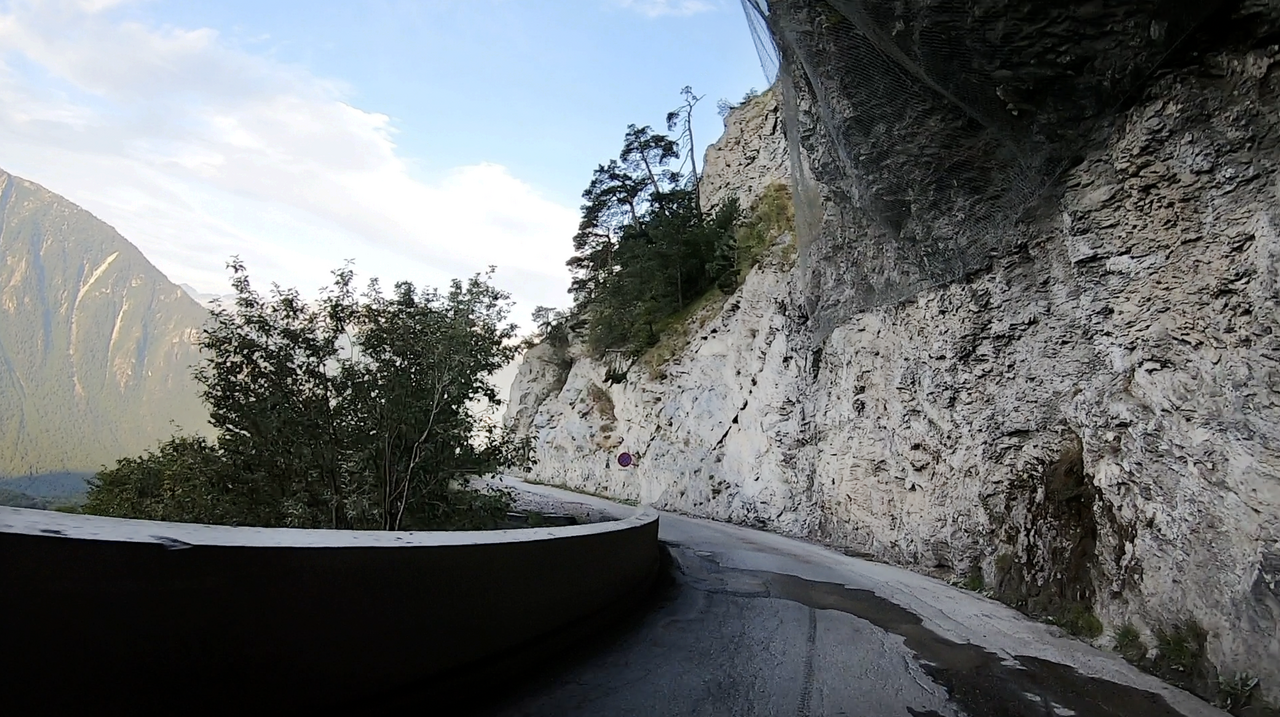 Südrampe (Blickrichtung Abfahrt) zum Col du Chaussy. Zwischen Montvernier und Montpascal gibt es weniger Kurven, dennoch aber spannende Passagen.