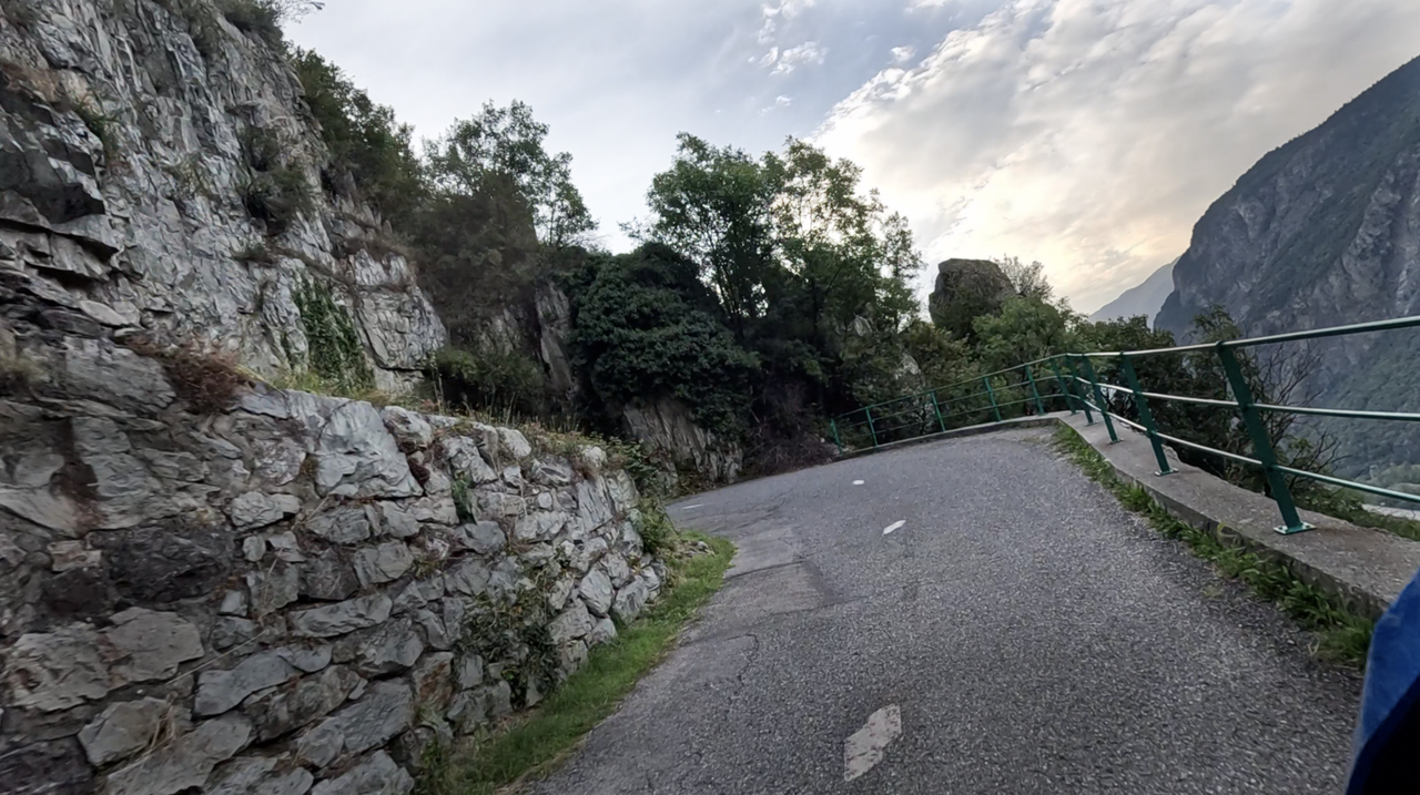 Südrampe der Lacets de Montvernier – die berühmte kurvige Strecke zwischen Pontamafrey und Montvernier, die zum Col du Chaussy führt.