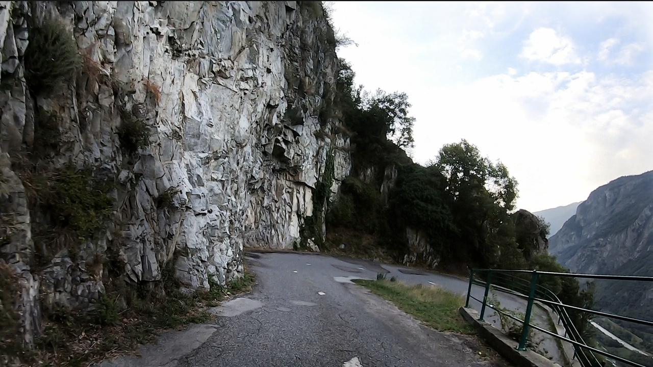 18 kurz aufeinander folgende Kehren, eng und schmal, teilweise steil – die Rampe zum Col du Chaussy über die Lacets de Montvernier.