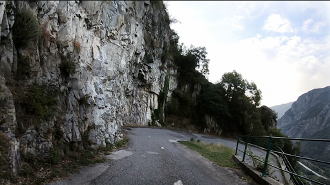 18 kurz aufeinander folgende Kehren, eng und schmal, teilweise steil – die Rampe zum Col du Chaussy über die Lacets de Montvernier.
