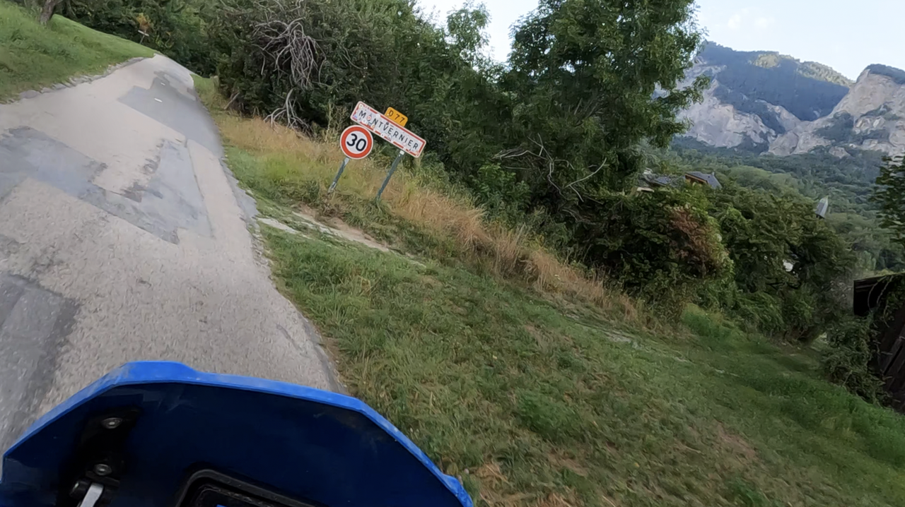 Nach nicht mal 4 Kilometern nach Pontamafrey erreicht man bereits Montvernier – dazwischen liegen 18 enge, schmale und teilweise steile Kehren. Ein herrliches Fahrvergnügen mit permanenter schöner Aussicht.