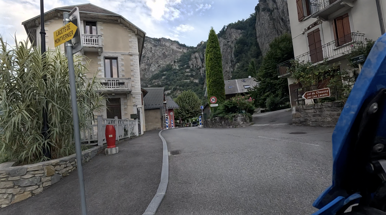 Pontamafrey – ab hier gibt es eine gute Beschilderung zum Col du Chaussy, über die Lacets de Montvernier.