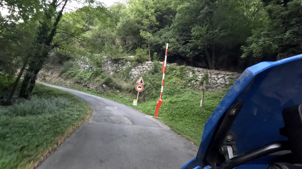 Südrampe des Col du Chaussy. Die Auffahrt über die Lacets de Montvernier ist nur, je nach guten Witterungsbedingungen freigegeben.