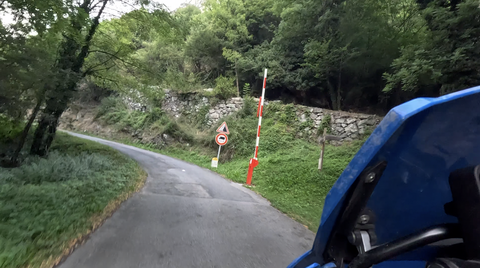 Südrampe des Col du Chaussy. Die Auffahrt über die Lacets de Montvernier ist nur, je nach guten Witterungsbedingungen freigegeben.