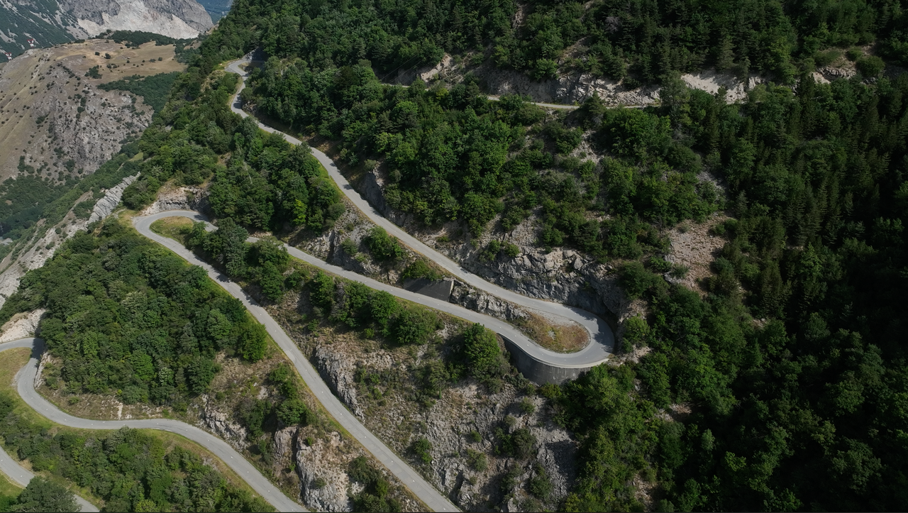 Die Ostrampe des Col du Sapey weist ähnliche Kurven-Kombinationen auf, wie die Lacets de Montvernier, die Auffahrt zum Col du Chaussy.