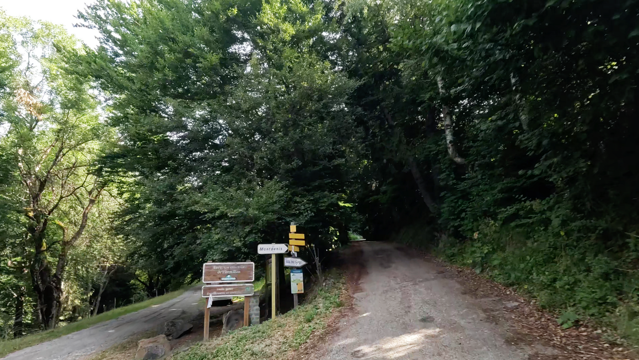 Auf dem Col du Sapey sind einige Abzweigungen – daher ist eine Beschilderung wie diese an der Westrampe extrem hilfreich.