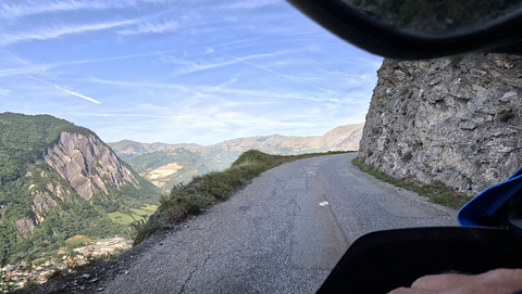 Col du Sapey, Ostrampe: Teilweise ist die Randbefestigung etwas abenteuerlich, die Straße schmal und der Asphalt in schlechtem Zustand.