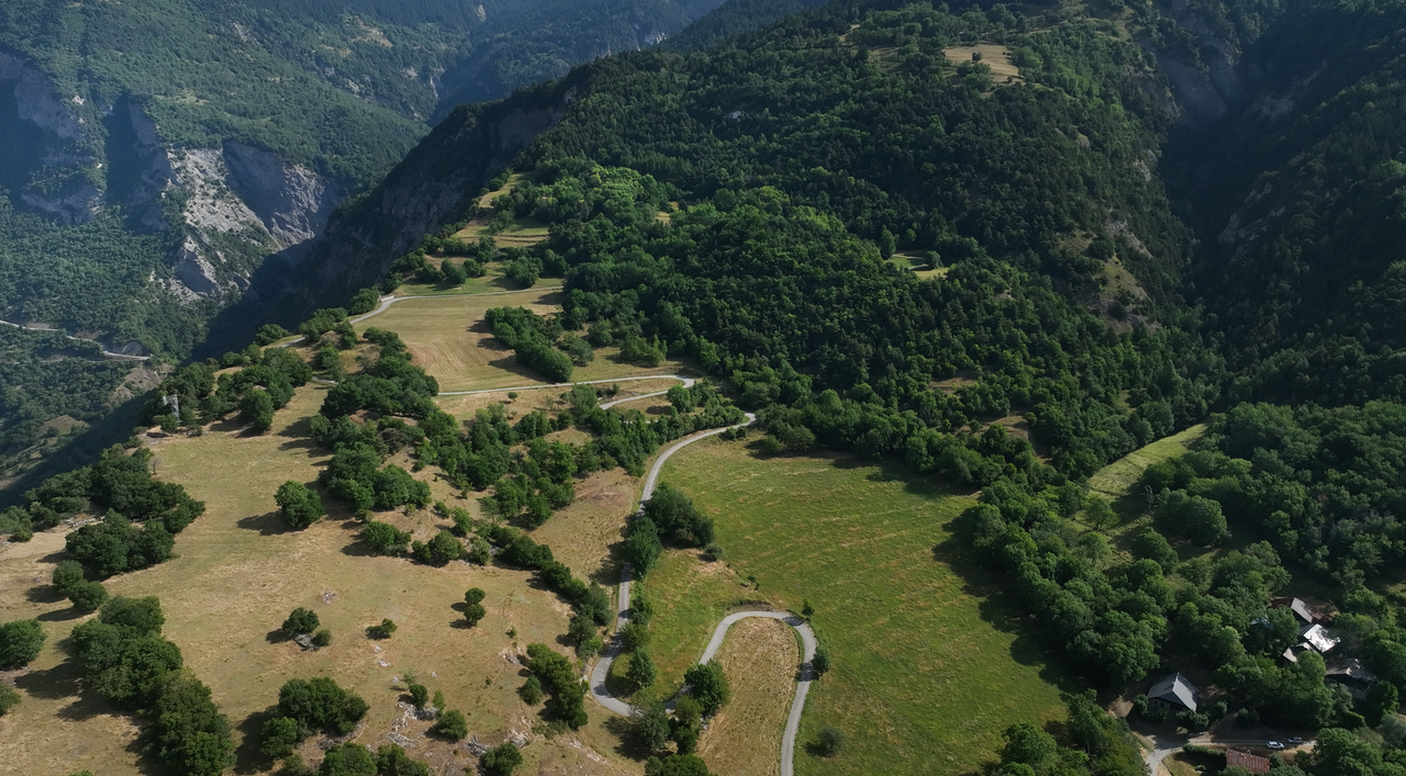 Col du Sapey, Westrampe: der "harmlose" Streckenabschnitt der Rampe führt über ein schönes Hochplateau, entlang einer Felsenkante.