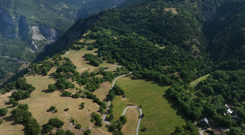 Col du Sapey, Westrampe: der "harmlose" Streckenabschnitt der Rampe führt über ein schönes Hochplateau, entlang einer Felsenkante.