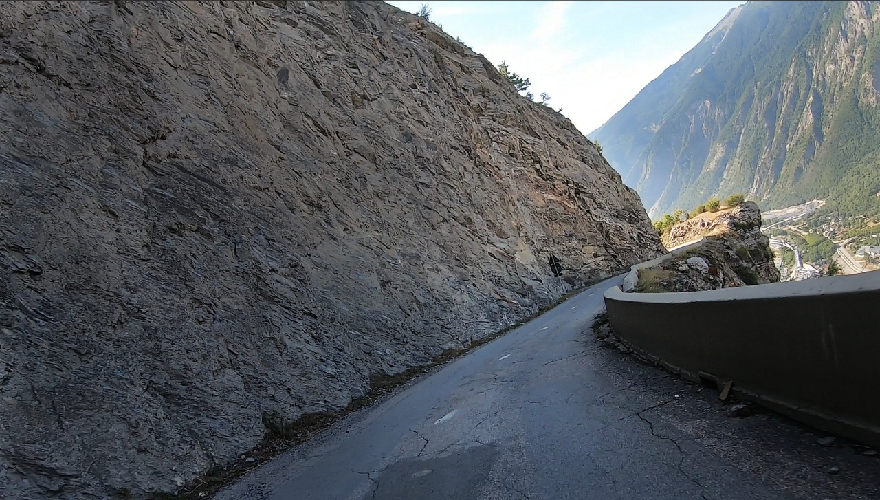 Impression von der Strecke der Ostrampe, die teilweise entlang eines steil abfallenden Felsen führt – mit schöner Aussicht in das Maurienne-Tal.