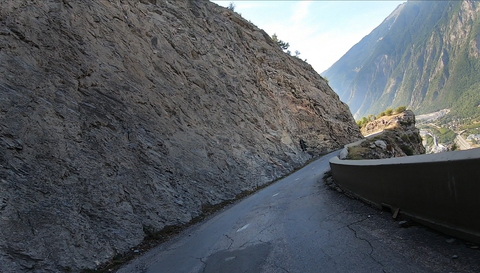 Impression von der Strecke der Ostrampe, die teilweise entlang eines steil abfallenden Felsen führt – mit schöner Aussicht in das Maurienne-Tal.