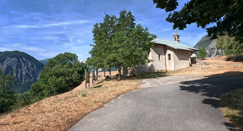Col du Sapey, Westrampe: Auf halber Strecke, auf einem Hochplateau steht diese kleine Kirche, die Notre Dame de Montandré.