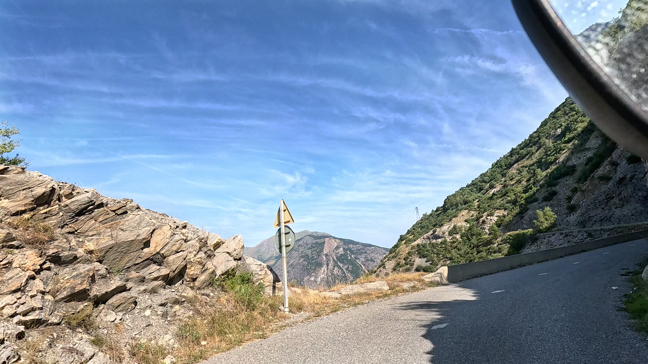 Col du Sapey, Ostrampe – etwas abenteuerliche, schlecht asphaltierte Strecke mit grandioser Aussicht.