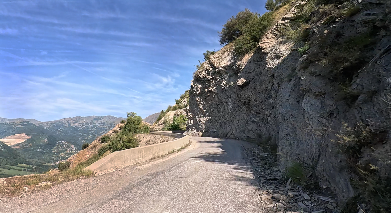 Col du Sapey – Alpenpass mit extremen Kurven-Fahrspaß. Neue Bilder und Infos.