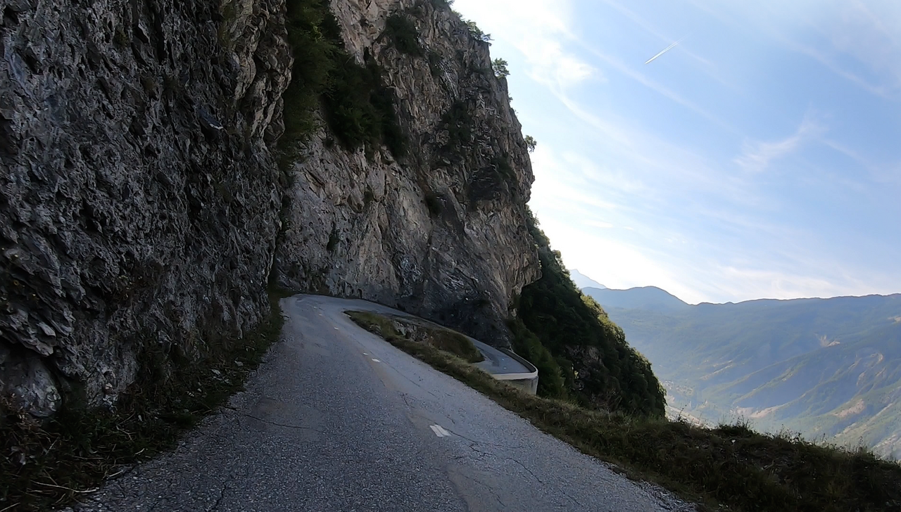 Der Alpenpass Col du Sapey überrascht mit ähnlich vielen Kurven- und Kehren-Kombinationen, wie der Col du Chaussy (Lacets de Montvernier), der etwas westlicher liegt.