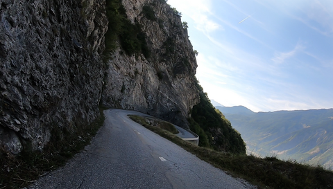 Der Alpenpass Col du Sapey überrascht mit ähnlich vielen Kurven- und Kehren-Kombinationen, wie der Col du Chaussy (Lacets de Montvernier), der etwas westlicher liegt.