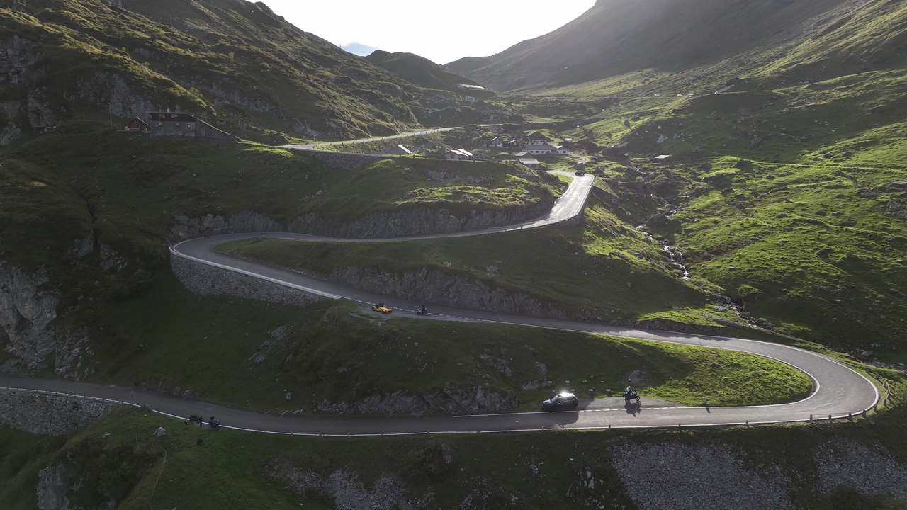 Eine Vielzahl an Kurven und Kehren führen über den Klausenpass – hier unterhalb der Passhöhe auf der Ostrampe.