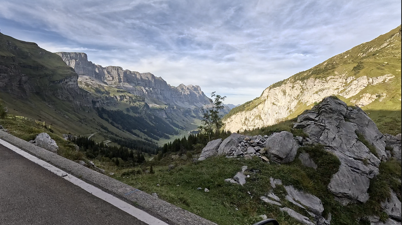 Blick hinunter ins Tal nach Glarus – gerade die Ostrampe bietet einige Möglichkeiten zu parken und die Aussicht zu genießen.