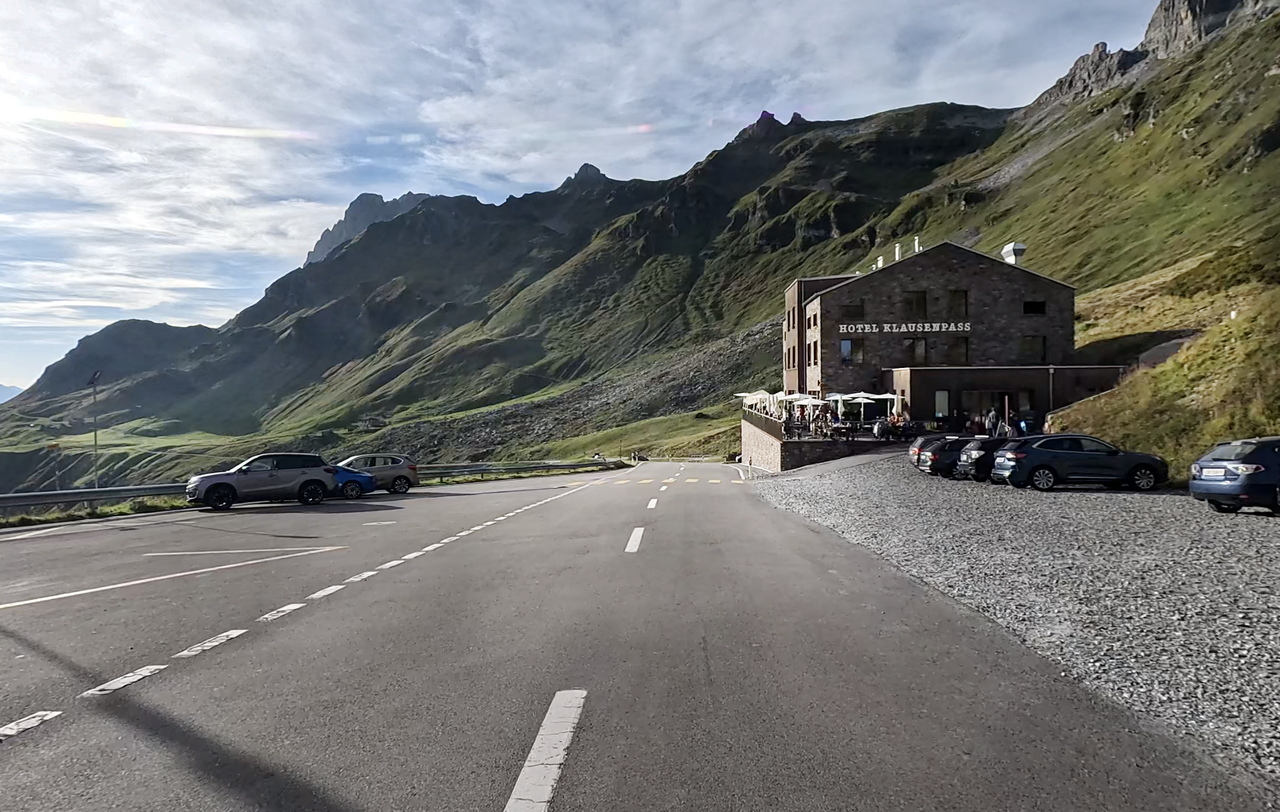 Klausenpass, Westrampe – das Hotel Klausenpass ist eine gute Adresse um den Sonnenuntergang in Ruhe zu genießen.