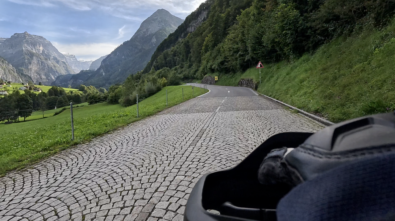 Klausenpass, Ostrampe – Kopfsteinpflaster ist lediglich im unteren, flachen Bereich verlegt.