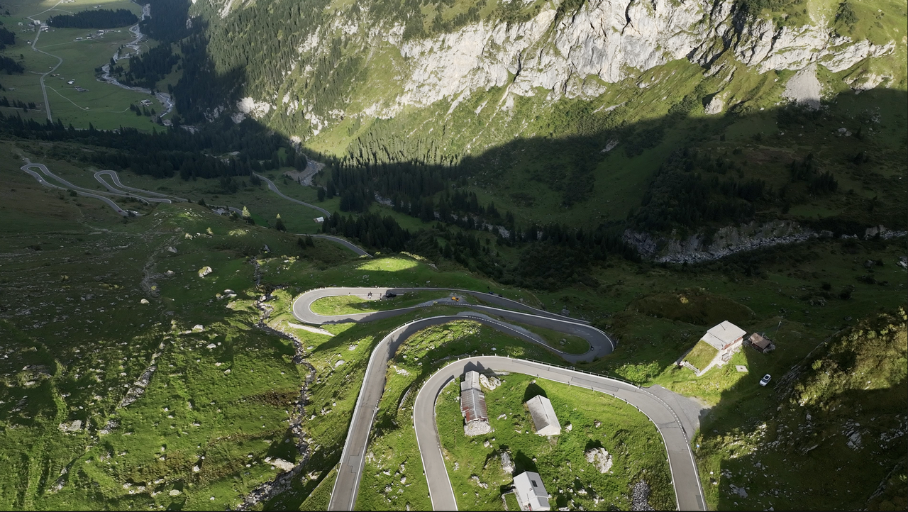Nur einige der Kurven, die die Ostrampe des Klausenpass ausmachen.