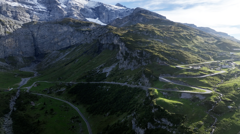 Die letzten Kilometer führen über ein Hochtal zur Passhöhe des Klausenpasses.
