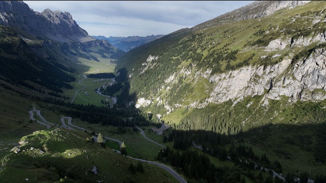 Die Fahrt über den Klausenpass ist lang – hier sieht man das langezogene Tal durch das die Rampe ab Glarus führt.