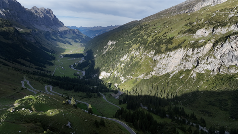 Die Fahrt über den Klausenpass ist lang – hier sieht man das langezogene Tal durch das die Rampe ab Glarus führt.