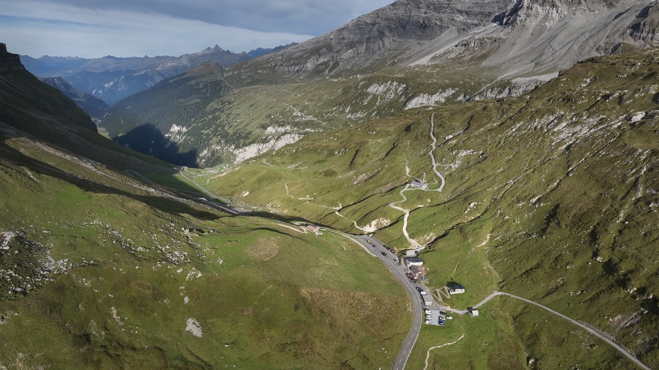 Die Passhöhe des Klausenpasses aus der Vogelperspektive – schön zu sehen, das langgezogene Hochtal.