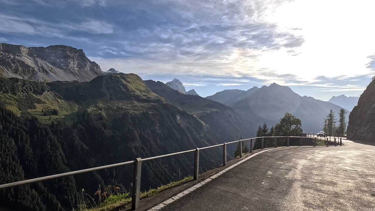 Trotz atemberaubenden Aussichten muss das Augenmerk auf die Straße gerichtet sein. Die Westrampe hat einige schmale und tückische Passagen.