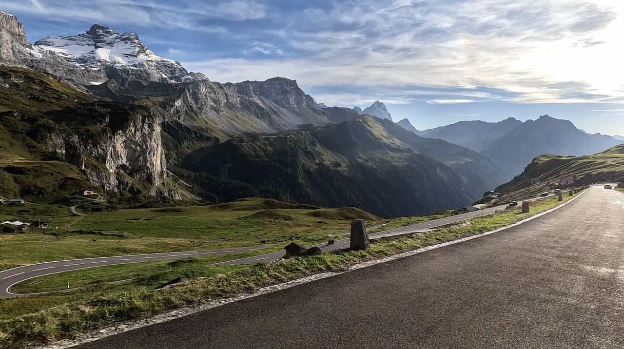 Die Kurven-passagen auf der Westrampe des Klausenpasses sind insgesamt etwas entspannter zu fahren.