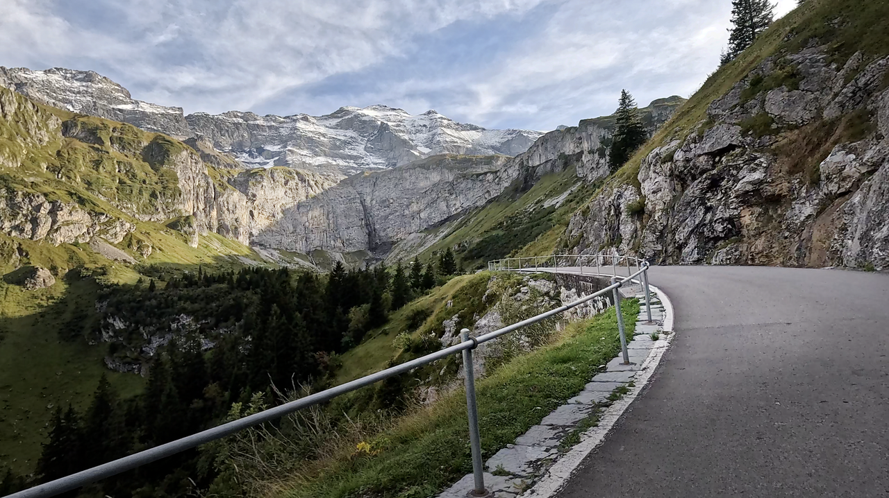 Der Klausenpass bietet auf mehr als 40 Kurven viel Fahrspaß, und zugleich atemberaubende Aussichten.