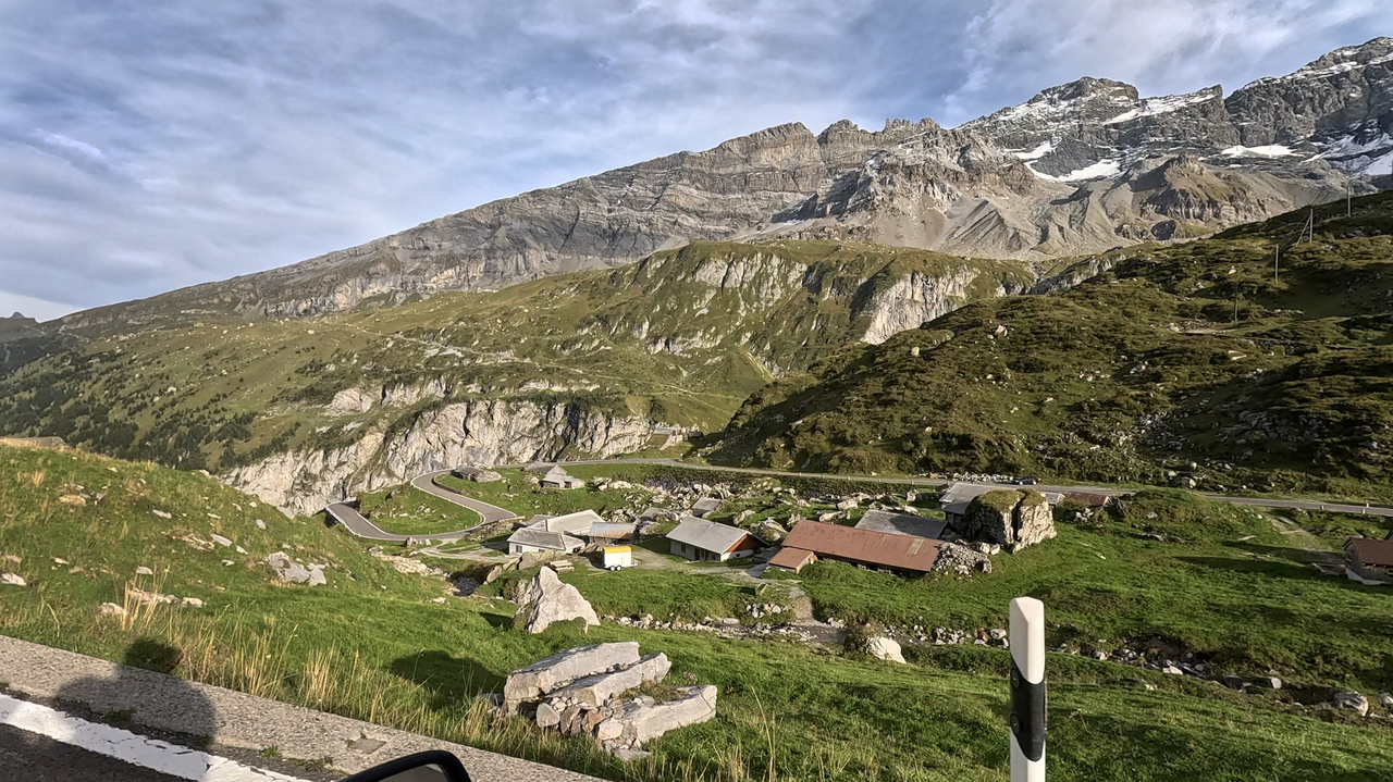 Der Klausenpass bietet auf mehr als 40 Kurven viel Fahrspaß, und zugleich atemberaubende Aussichten.