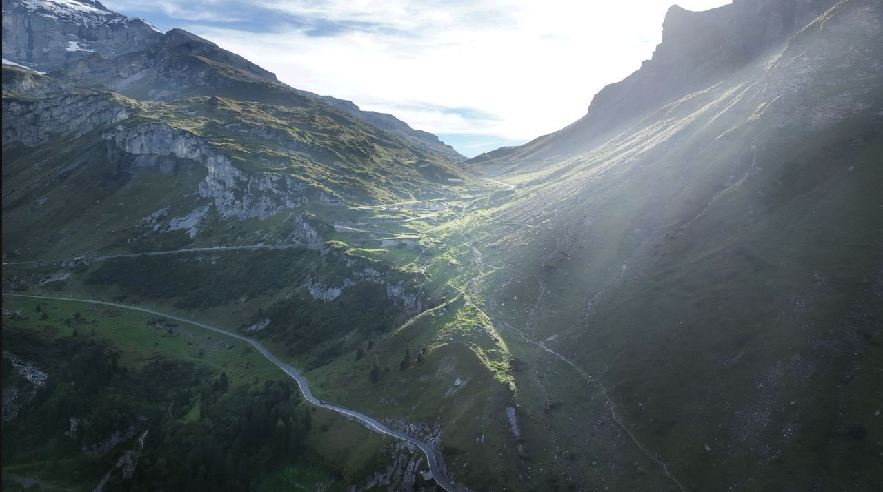 Der Klausenpass bietet auf mehr als 40 Kurven viel Fahrspaß, und zugleich atemberaubende Aussichten.