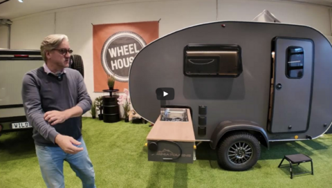 Miniatouring M24 - der kompakte Wohnwagen für 2 und die ganze Familie + Außenküche und riesigem Bett.png